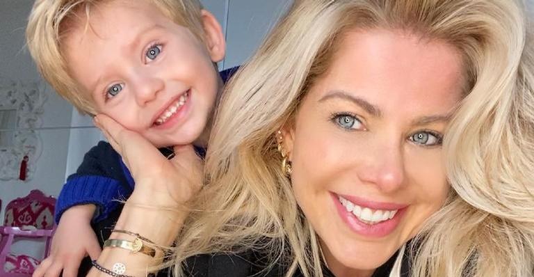 Karina Bacchi relembra vídeo antigo cantando para o primogênito: “Adorava ouvir na hora de papar”