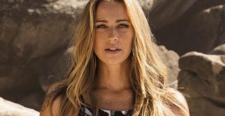 Surra de beleza! Luana Piovani ostenta corpo perfeito em maiô cavadíssimo e quase mostra demais