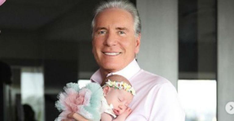 Roberto Justus surge com a filha recém-nascida nos braços e celebra um mês de vida: “Muito amor”
