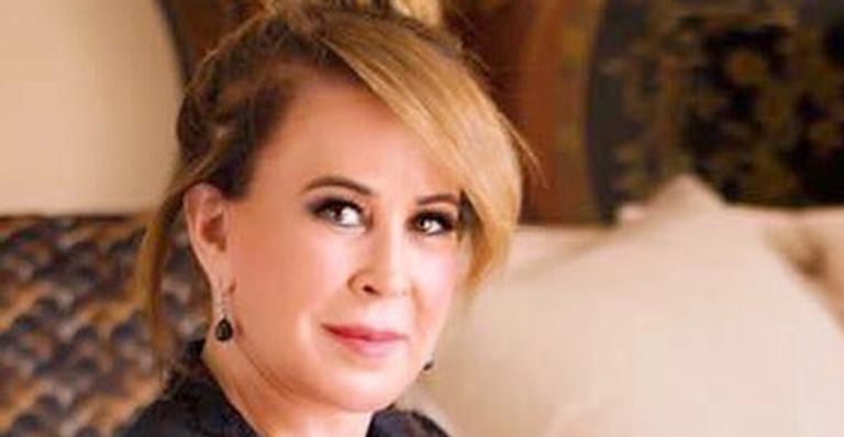 Zilu Camargo posa de camisola transparente e banca um decote generoso em sua mansão