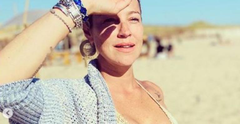 Aos 43 anos, Luana Piovani ostenta barriguinha chapada e bumbum real em dia de praia