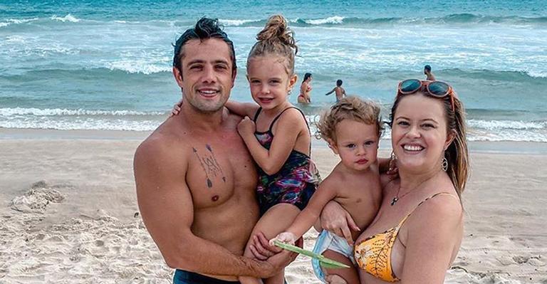 Filha de Rafael Cardoso encanta a web ao surgir toda produzida: “Coque de um lado e solto do outro”