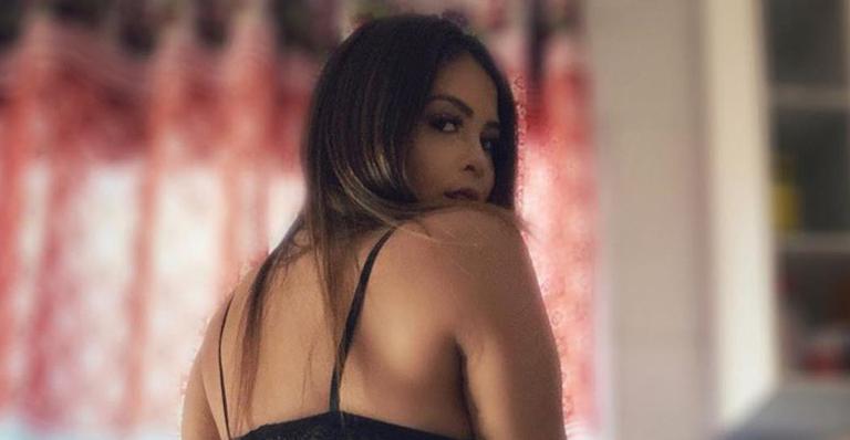 Geisy Arruda surge de fio-dental e exibe bumbum imenso com lingerie fetichista: “Que abundância”