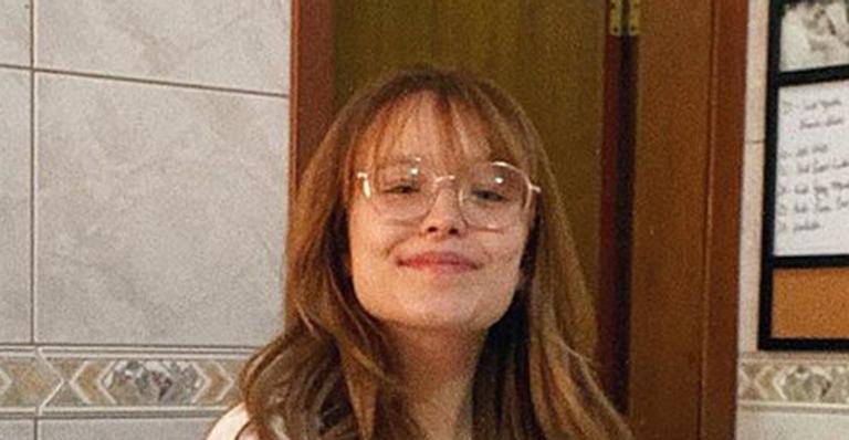 Gente como a gente, Larissa Manoela pega no pesado e surge passando uma montanha de roupa
