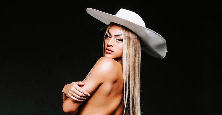 Pabllo Vittar ostenta bumbum gigante em shortinho mínimo com fenda