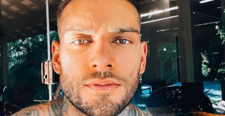 Só de sunga, Lucas Lucco rouba atenção da web ao exibir corpão sarado e tatuado: “Meu Jesus amado”