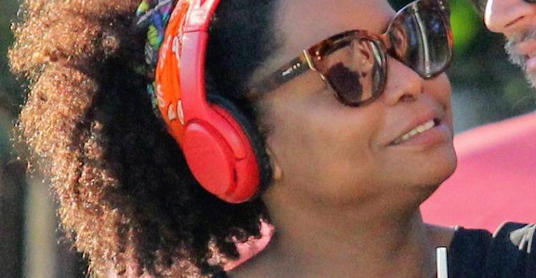 Apaixonada, Adriana Bombom retira a máscara para trocar beijos com o namorado em praia no Rio