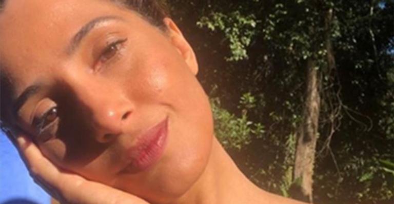 Após fim de contrato com a Globo, Camila Pitanga posa de biquíni com expressão serena: “Com muito amor”