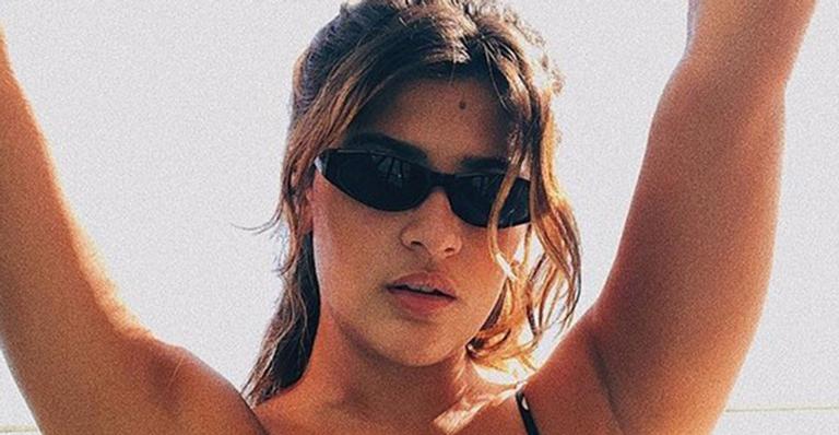 Um mulherão, filha gata de Flávia Alessandra surge exibindo suas curvas com biquíni cavadíssimo