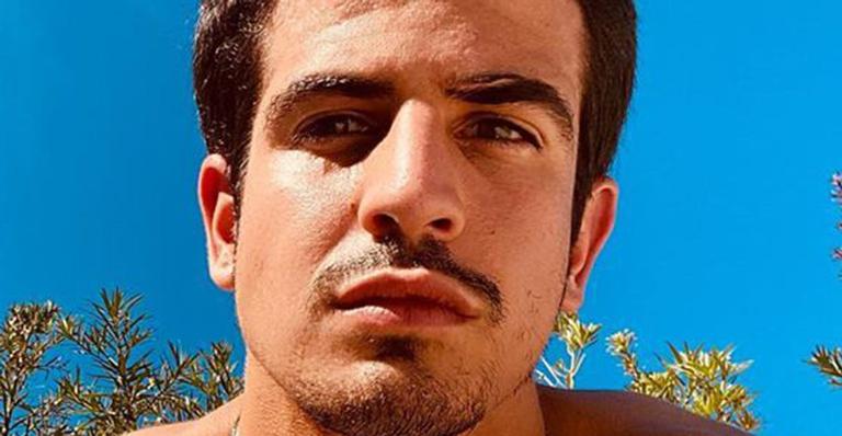 Enzo Celulari surge acompanhado na piscina e confunde fãs: “É a Bruna Marquezine?”