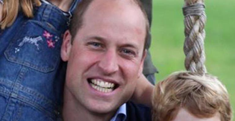 Eles cresceram! Príncipe William reúne os três filhos em foto raríssima e beleza impressiona súditos