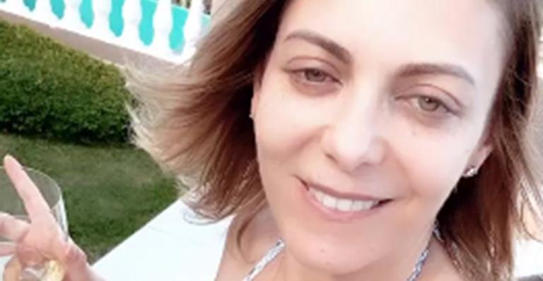 Empolgada e feliz, Sheila Mello coloca biquíni, vai para a piscina e rebola muito ao som de axé