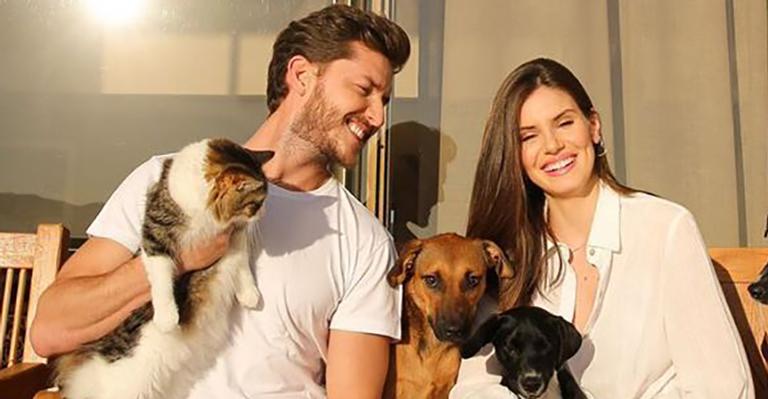 Camila Queiroz e Klebber Toledo comemoram aniversário de pet com festinha intima: “Viva, Angel”