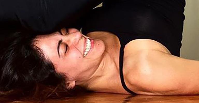 Carol Castro surpreende web ao surgir em pose de ‘contorcionista’ e dispara: “Ouvi um crec”