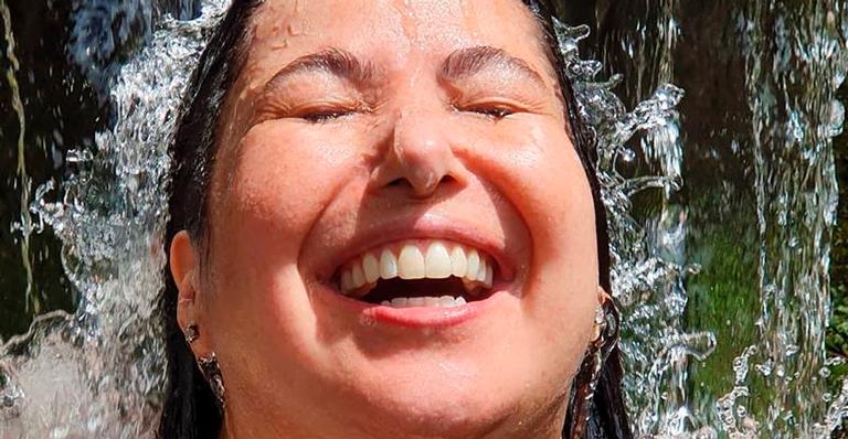 Mariana Xavier revela que se refugiou com namorado e surge plena em foto de biquíni: ”Fugi por uns dias”