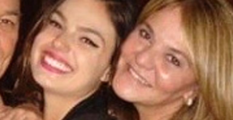 Aos 55 anos, mãe de Isis Valverde arranca suspiros ao posar de biquíni: ”Sereia mãe”