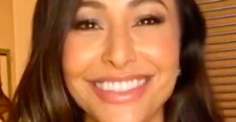 Sabrina Sato posa só de toalha no banho e seguidores assanhados pedem: ”Mostra tudo”