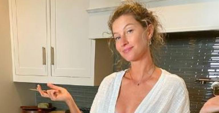 Gente como a gente! Gisele Bündchen se aventura na cozinha de biquíni e prepara pratão