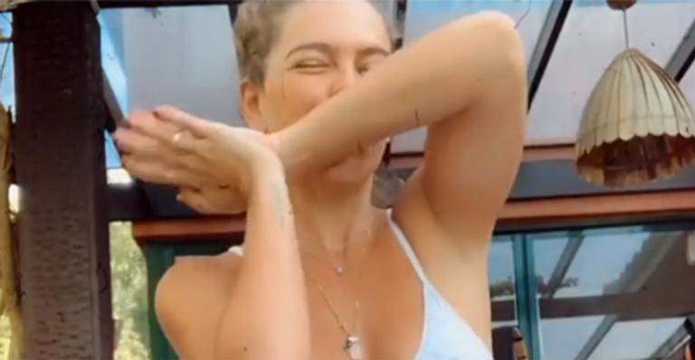 Em ritual matinal, Mariana Goldfarb cobre de beijos o próprio corpo: “Amor próprio”
