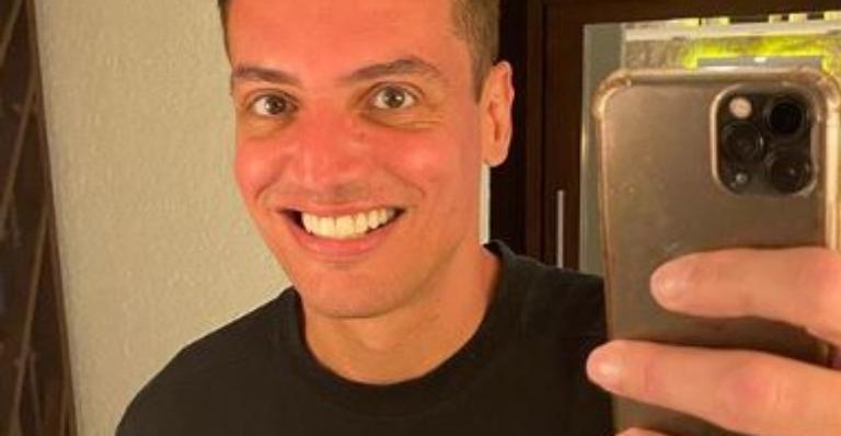 Leo Dias renova o visual e mostra mudança ao retornar às redes sociais: ”Voltei!”