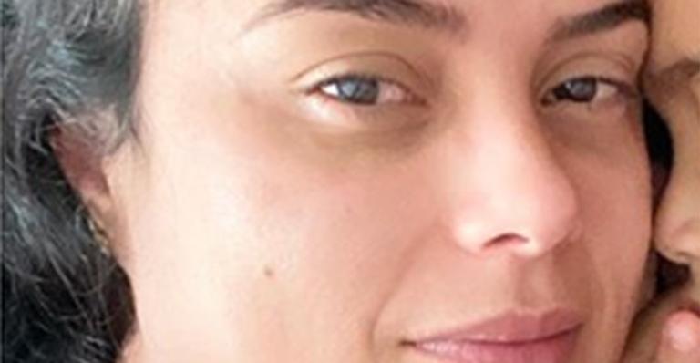 Luciele di Camargo posa ao acordar ao lado do filho e semelhança choca fãs: “Sua versão miniatura”