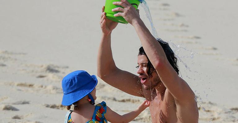 Sem máscara, José Loreto leva a filha para tomar banho de mar em praia no Rio