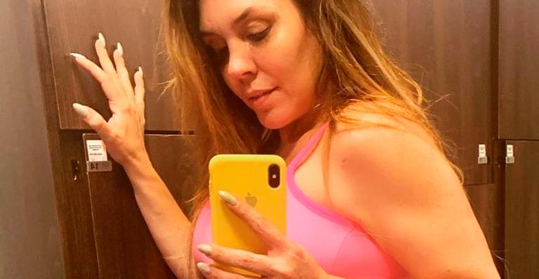 Simony ostenta bumbum gigante de roupa colada e recebe aprovação de Gracyanne Barbosa: ”Show de bola”
