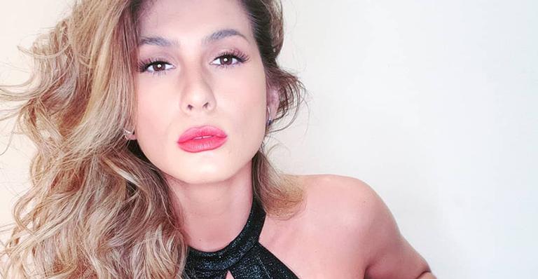 Como assim? Lívia Andrade deixa fãs intrigados ao surgir de moletom na praia: “Achei que era gelo”