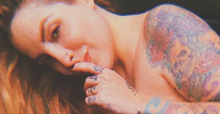 Ex-BBB Clara Aguilar surge de topless em clique só de calcinha e provoca: ”Atrevida, temperamental, safada”