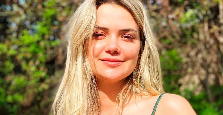 Ex-BBB Marcela McGowan exibe pernões e tatuagem íntima de saia fendada: ”Gatilho”