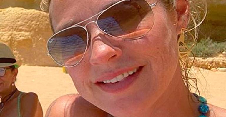 Luana Piovani curte praia em Portugal e posa de bumbum para o alto: ”Linda”