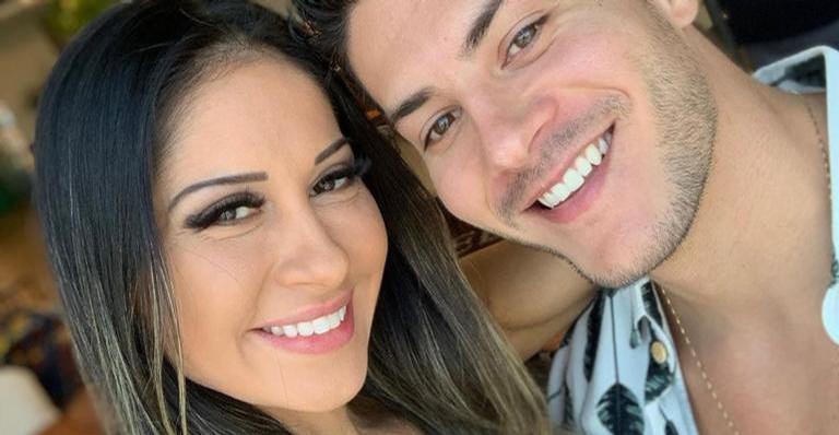 Mayra Cardi mostra sua filha com Arthur Aguiar usando vestidinho estiloso: “Você faz tudo valer a pena”