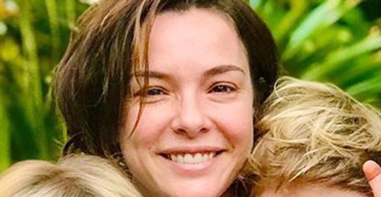Regiane Alves reúne os dois filhos em foto raríssima e beleza impressiona: “Minha família”