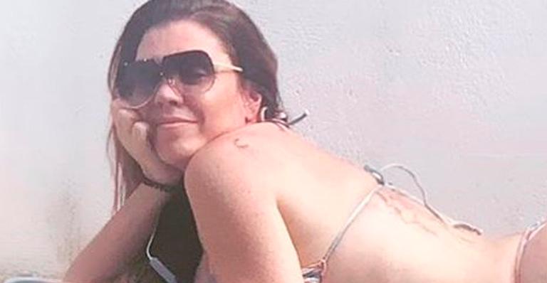 Simony renova bronzeado de bruços e bumbum gigante rouba a cena: ”Corpo esculpido”