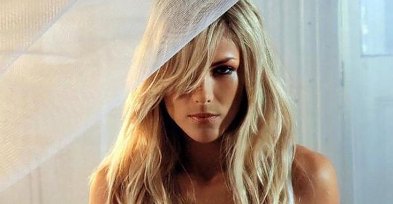 Ana Hickmann surge só de lingerie e ostenta barriguinha seca na web: ”Parece uma boneca”