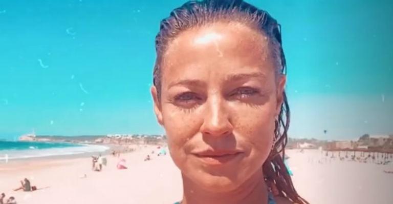 Aos 43 anos, Luana Piovani ostenta o corpão usando biquíni e impressiona