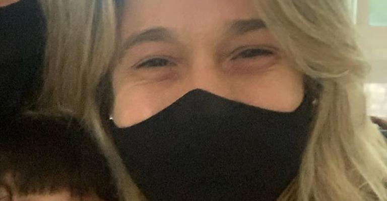 De máscara, Fernanda Gentil faz clique raro com a mãe e o filho: ”Preocupados”