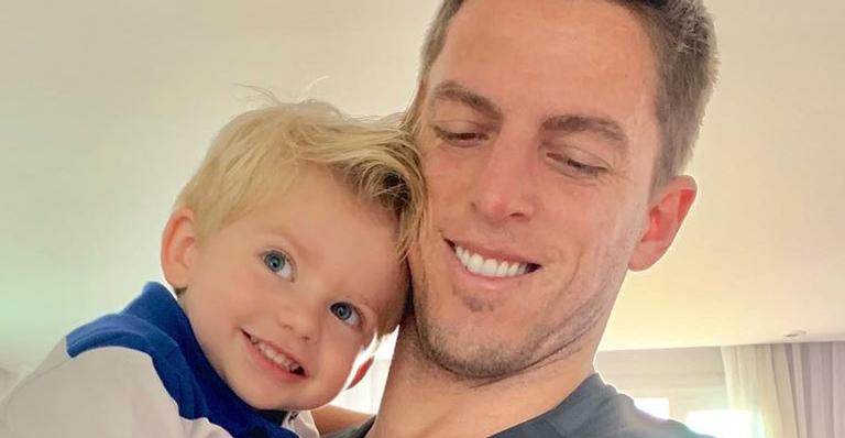 Enrico Bacchi surge agarradinho do pai em clique encantador: ”Dia mais feliz da minha vida”