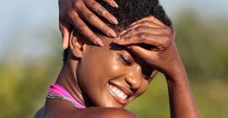 Erika Januza posa de maiô e exibe mancha gigante que tem abaixo dos seios: ”Uma inspiração”