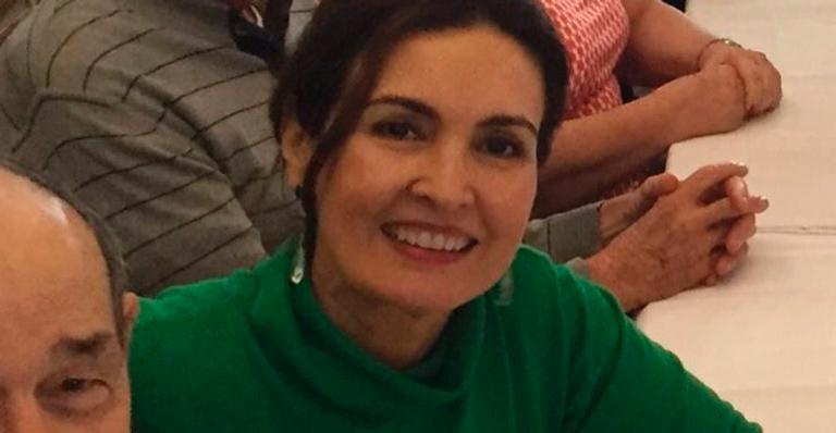Discreta, Fátima Bernardes surge em foto raríssima ao lado do pai e celebra: ”Muita saúde”