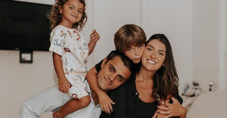 Felipe Simas e Mariana Uhlamann comentam sobre nova gestação após chegada do terceiro filho