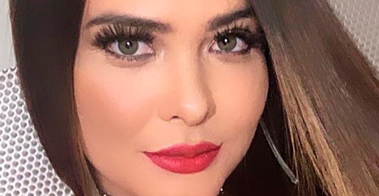Geisy Arruda aposta em decote profundo e surge vestida para matar: ”Olhar fatal”