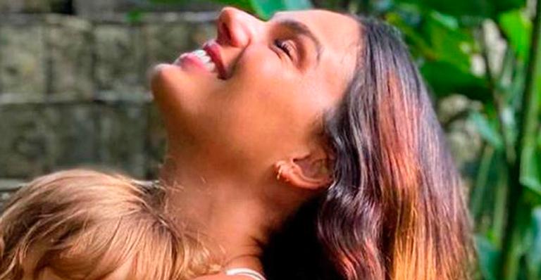 Isis Valverde posa com filho de um ano e cabeleira loira surpreende: ”Bebê mais lindo”
