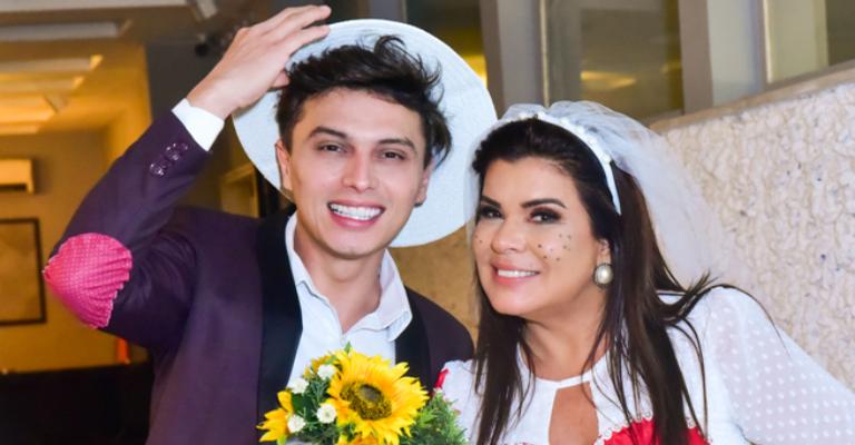 Mara Maravilha se casa com o noivo durante festa junina e faz transmissão na web