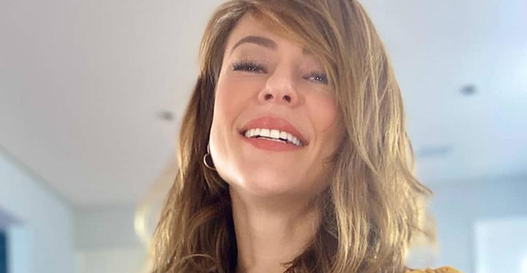 Paolla Oliveira ousa, elege blusa ciganinha e dispensa sutiã para aparição na TV: ”Pode, né?”