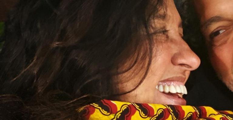 Em raríssimo registro, Regina Casé celebra 24 anos ao lado do marido com clique especial: ”Só agradeço”