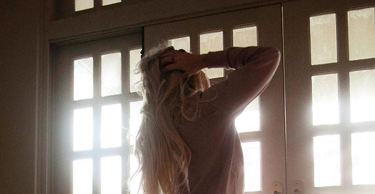 Ex-BBB Marcela Mc Gowan surge com a calcinha atoladinha em clique ousado: “Amor próprio”