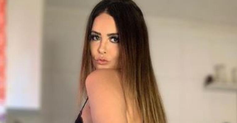 Geisy Arruda abusa em lingerie com bumbum gigante de fora e manda indireta: ”Abaixe o fogo”