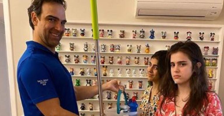 Mão na massa! Tadeu Schmidt coloca as filhas para ajudarem na faxina em casa durante a quarentena