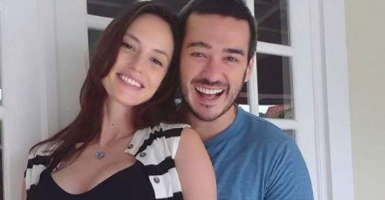 Marcos Veras contagia fãs com sua alegria ao clicar o barrigão gigante da esposa no oitavo mês